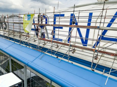 Neue Strahlkraft: Schriftzug der Veltins-Arena mit LED-Technik spart künftig 60% Strom