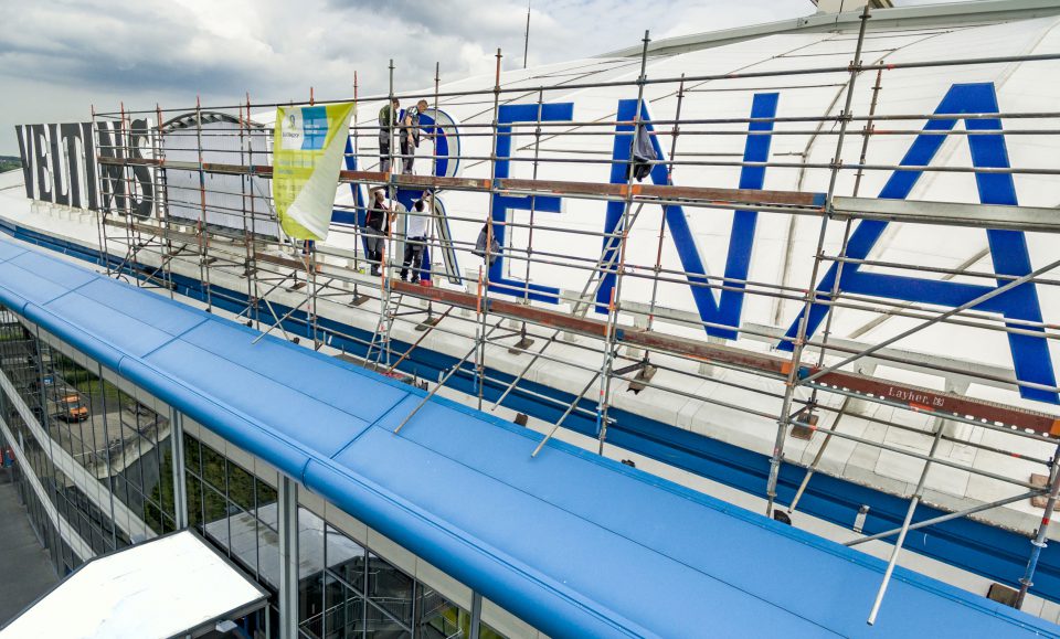 Neue Strahlkraft: Schriftzug der Veltins-Arena mit LED-Technik spart künftig 60% Strom