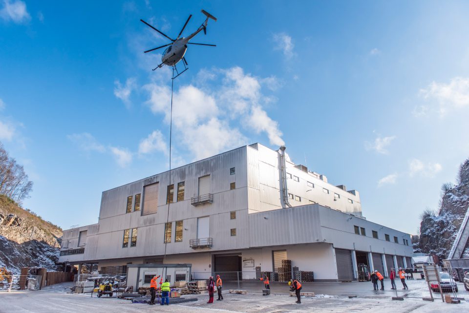 Helikoptereinsatz über Brauerei: Eisenstäbe und Stahlnetze sichern Felshänge für nächste Jahrzehnte