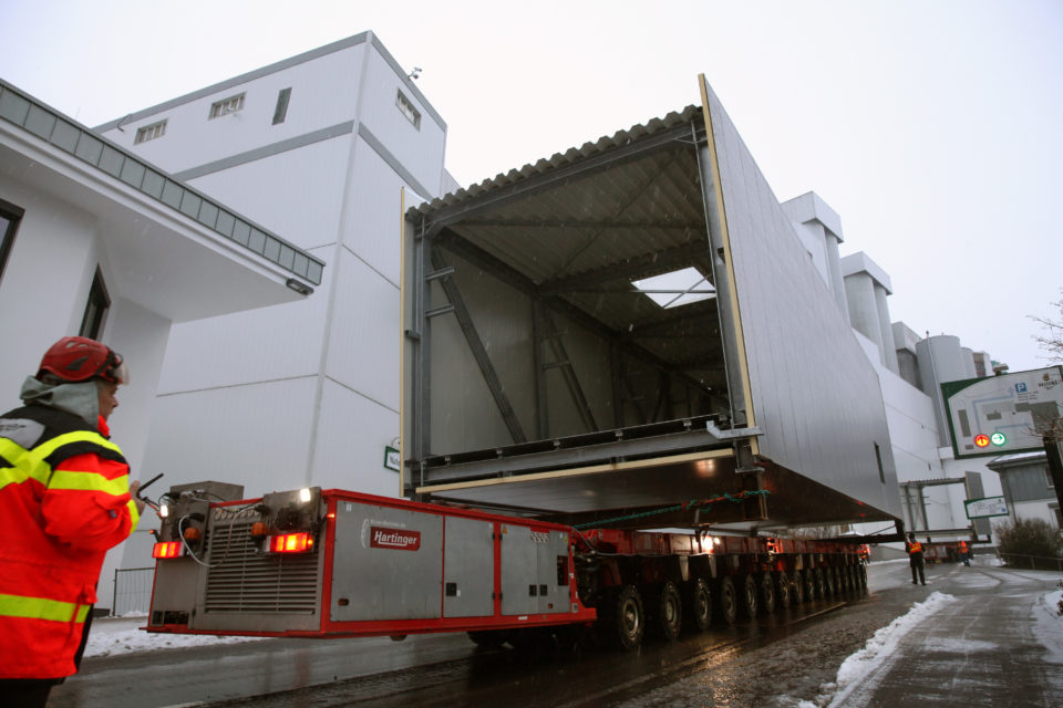 Tonnenschwere Bauteile  rollen mit 400-PS-Tieflader  auf den Brauereihof