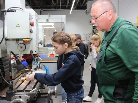 19 Schülerinnen und Schüler erkunden technische Berufe in der Brauerei C. & A. Veltins