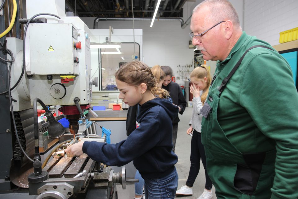 19 Schülerinnen und Schüler erkunden technische Berufe in der Brauerei C. & A. Veltins