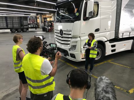 Trucker Babe Angelika bringt  VELTINS-Ladung nach Mallorca