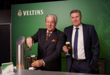 Michael Huber, Generalbevollmächtigter der Brauerei C. & A. Veltins (l.), und Dr. Volker Kuhl, Geschäftsführer Marketing/Vertrieb der Brauerei C. & A. Veltins, vermelden das weitere Wachstum der Familienbrauerei.