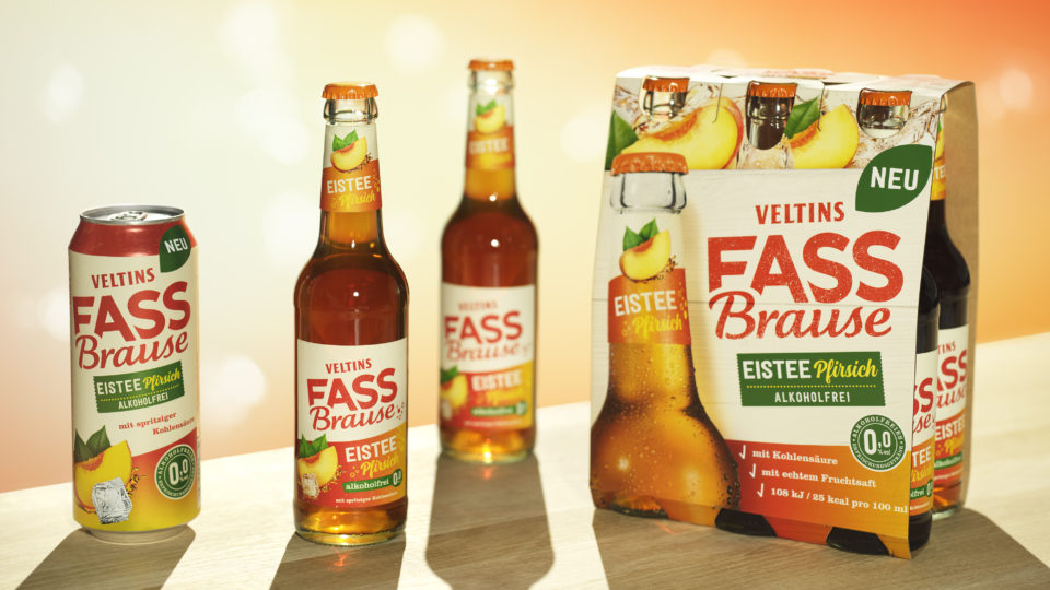 Trendige Erfrischung mit der neuen fruchtig-frischen Veltins Fassbrause Eistee Pfirsich