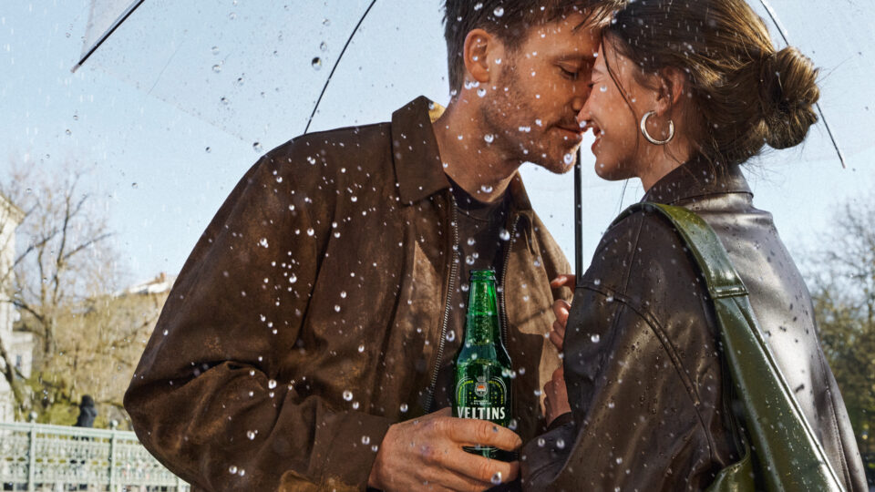 Echte Momente statt Perfektion: Veltins inszeniert Lagerbier neu