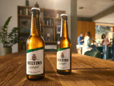 Der Wert echter Freundschaft: Veltins weckt im neuen TV-Spot Lust auf unvergessliche Momente