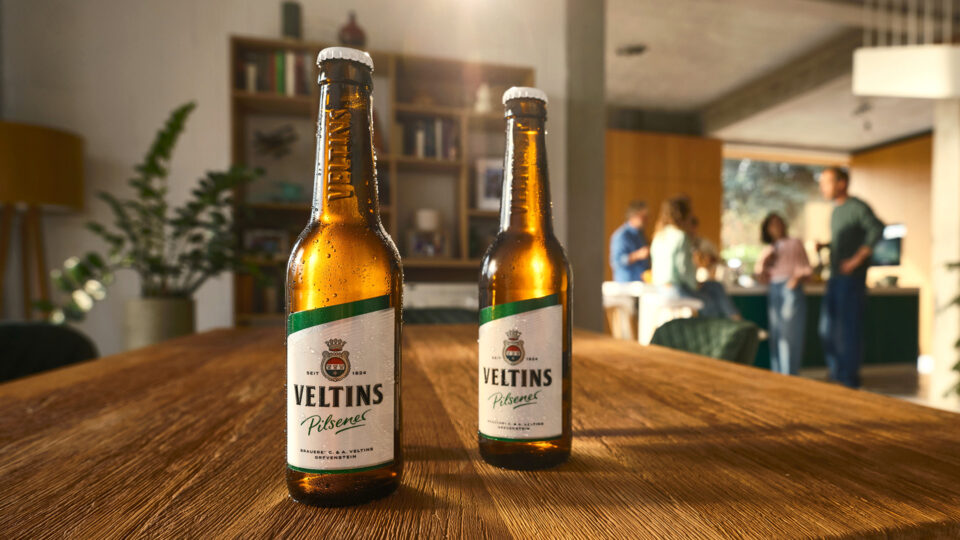 Der Wert echter Freundschaft: Veltins weckt im neuen TV-Spot Lust auf unvergessliche Momente